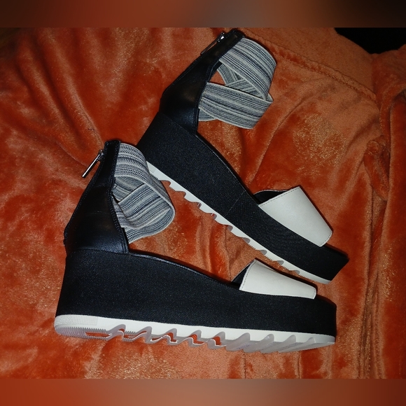 Sorel Stylish Black and White Women's Platform Sandals - Picture 1 of 8